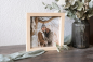 Preview: Holzbild mit hochwertigem Fotodruck im massiven Eschenholzrahmen – personalisiertes Geschenk und Dekoration, Gesamtansicht